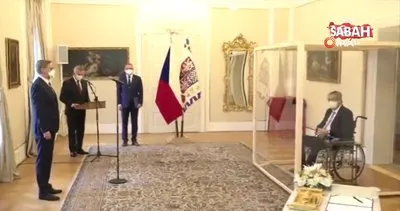 Çekya Devlet Başkanı Zeman’ın törene kabin içinde katılması gündem oldu | Video