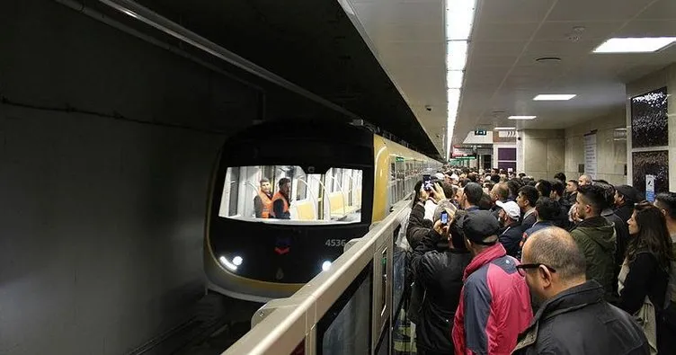 Sürücüsüz ilk metro hayran bıraktı