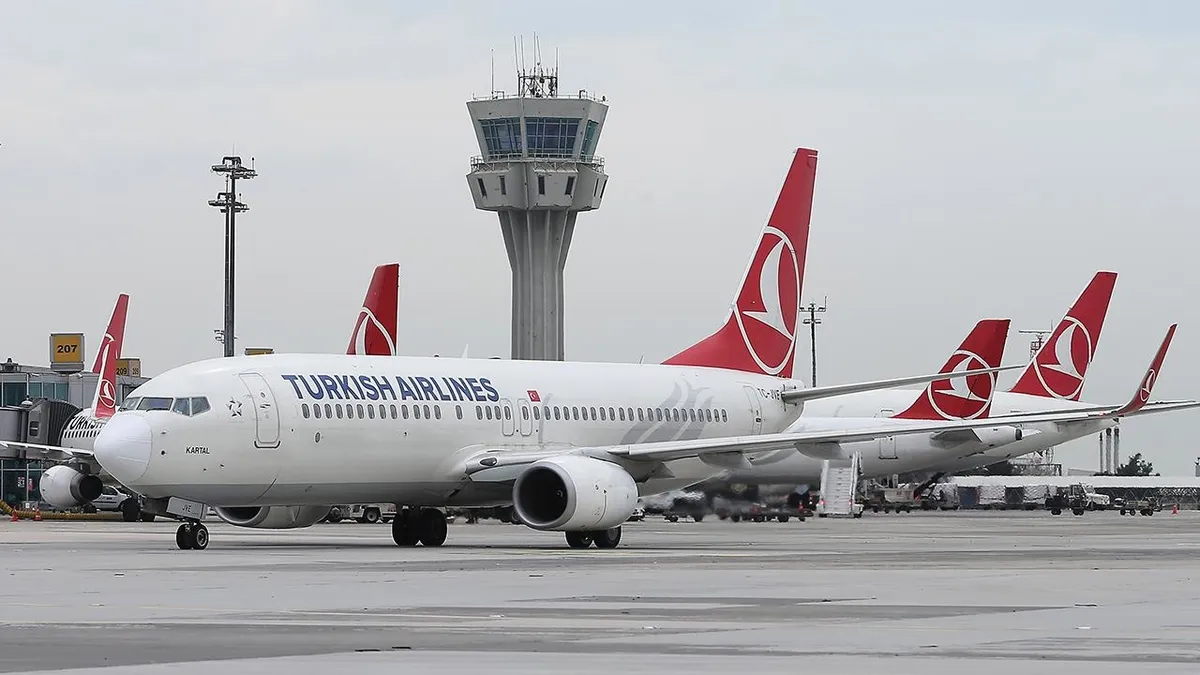THY uçağı park sırasında anten direğine temas etti: Yolcular tahliye edildi