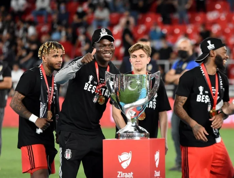 Son dakika: Beşiktaş'ın kupa şampiyonluğu sonrası flaş sözler! Hagi, Alex ve Sergen Yalçın'dan sonra...