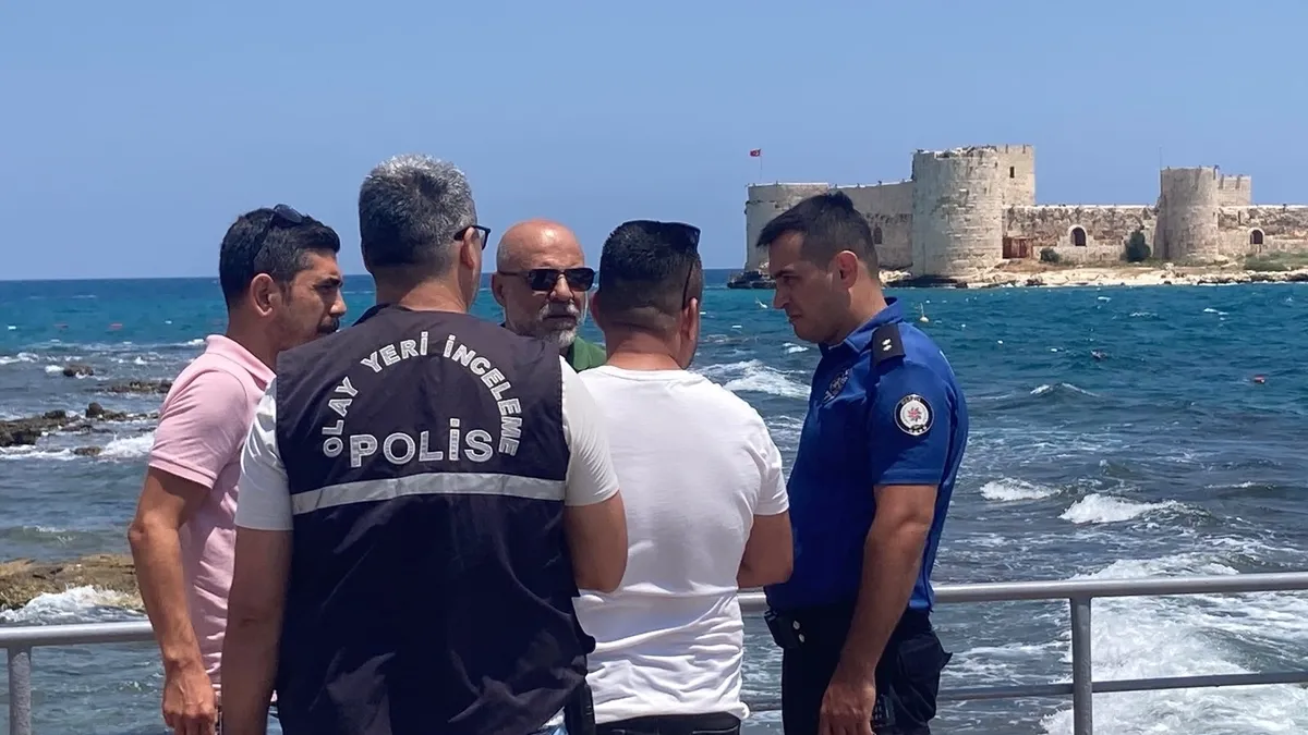 Mersin'in Erdemli ilçesinde bulunan tarihi Kızkalesi'nin deniz kenarı görüntüsü.