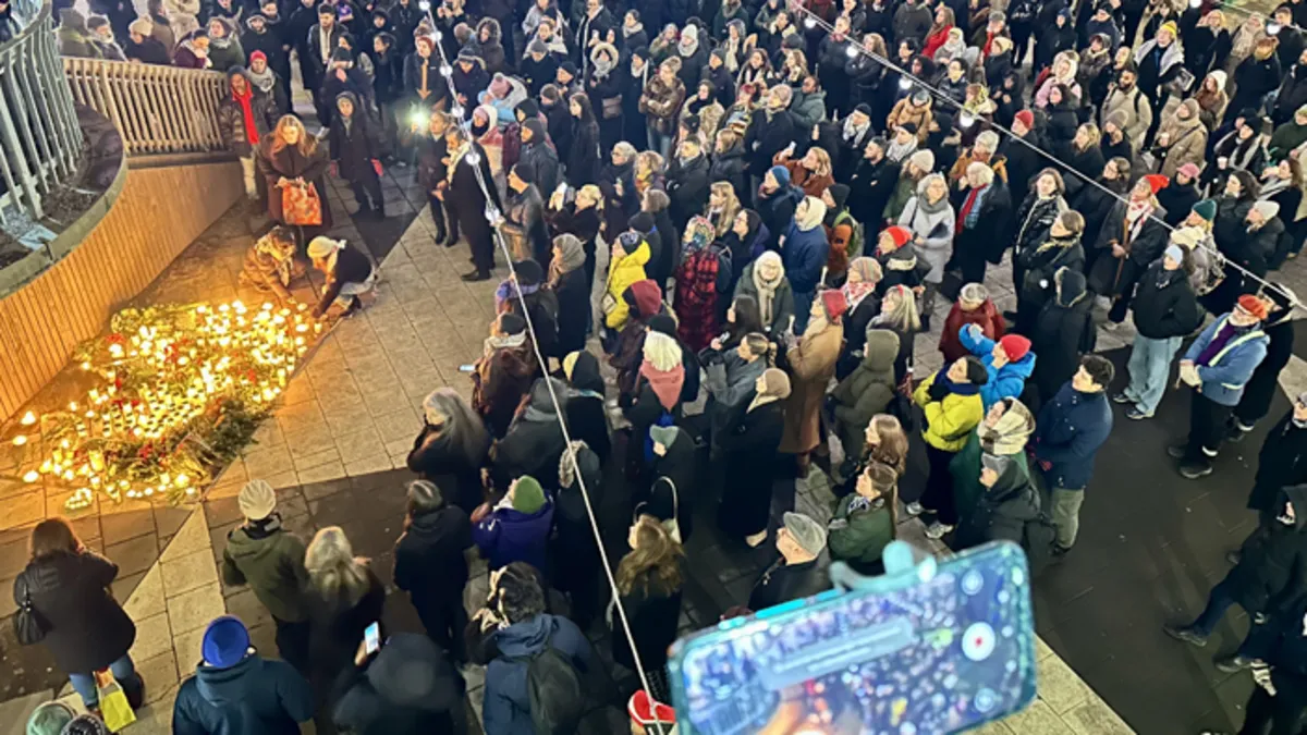 İsveç’in Örebro kentindeki silahlı saldırı, başkent Stockholm’de protesto edildi İsveç’in Örebro kentindeki silahlı saldırı, başkent Stockholm’de protesto edildi