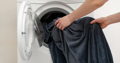 Meğer Herkes Yanlış Yapıyormuş! Çamaşır Makinesinin Altındaki O Küçük Kapak Aslında Ne İşe Yarıyor?