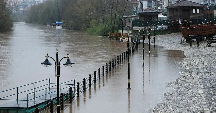 Bartın’da sağanak taşkına neden oldu