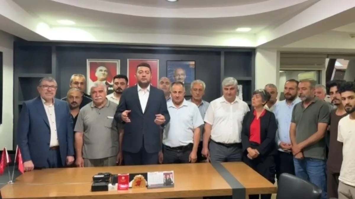CHP Malatya İl Başkanlığı binası önünde çilingirle girildiği anı gösteren görsel.