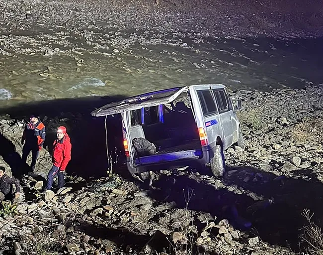 hakkaride-minibus-dereye-yuvarlandi-20-yarali-1793226353661.jpg