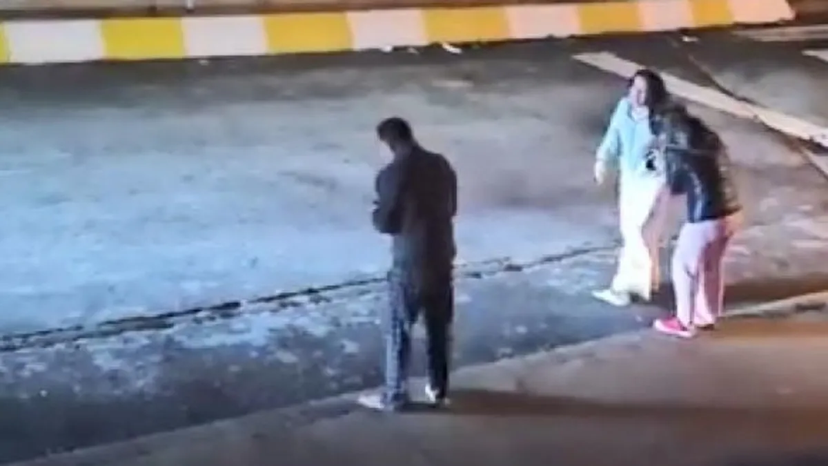 Esenyurt’ta dehşete düşüren anlar kamerada: 2 kadını sokak ortasında tekme tokat darbetti! Esenyurt’ta dehşete düşüren anlar kamerada: 2 kadını sokak ortasında tekme tokat darbetti!