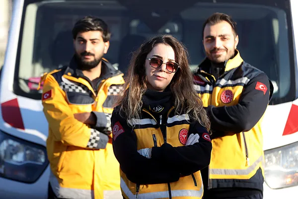 kadin-paramedik-ambulans-soforu-hayat-kurtarmak-icin-saniyelerle-yarisiyor-1732952019290.jpeg