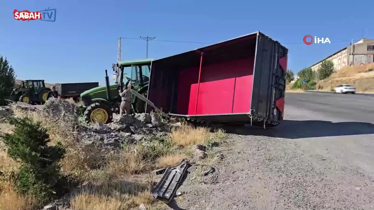 Traktör ve otobüs çarpıştı, kaza ucuz atlatıldı videosunu izle Traktör ve otobüs çarpıştı, kaza ucuz atlatıldı videosunu izle