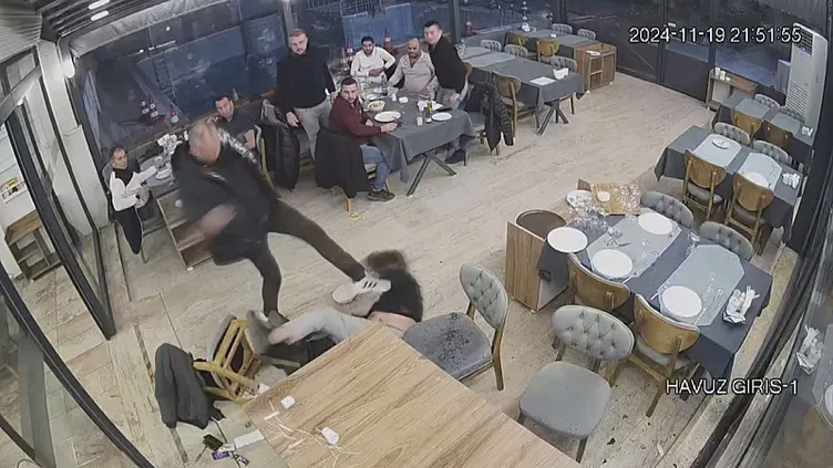 CHP’li Meclis üyesi gazeteciyi öldüresiye dövdü! Saldırı anı güvenlik kameralarına yansıdı