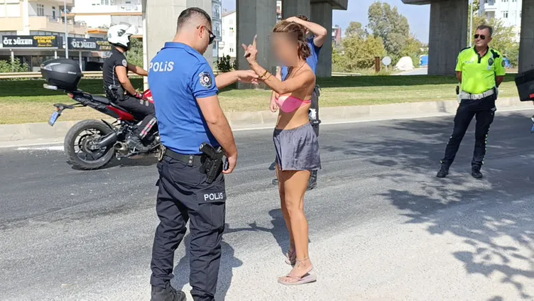 Yer Antalya Manavgat: Bikinili kadın trafiği birbirine kattı!
