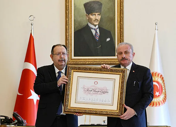 son-dakika-ysk-baskani-ahmet-yener-cumhurbaskani-mazbatasini-tbmm-baskani-mustafa-sentopa-verdi-1685624878143.jpg