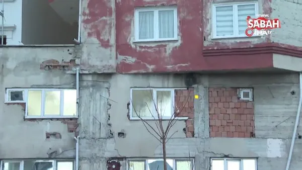 Bağcılar’da iki farklı binanın üst üste konulmuş gibi göründüğü apartman yıkılıyor | Video