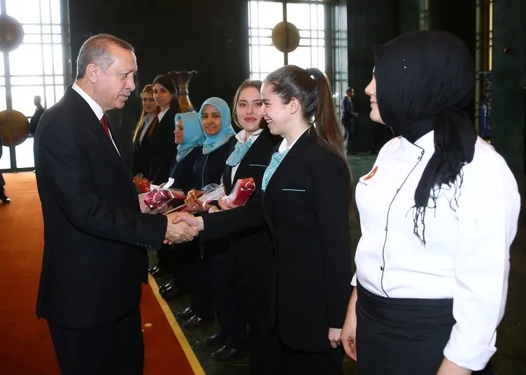 Cumhurbaşkanı kadın personelin Kadınlar Günü’nü kutladı