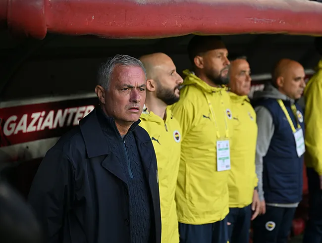 fenerbahcede-dikkat-ceken-10-dakika-detayi-jose-mourinho-dokunus-yapti-1745787652935.jpg