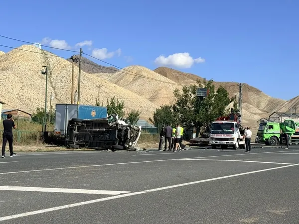 ardahanda-feci-kaza-traktor-ile-minibus-carpisti-yaralilar-var-1790420070536.jpg