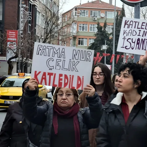 kadinlar-semiha-denizin-vuruldugu-noktada-kadin-cinayetini-protesto-ettiler-1772732130072.jpg