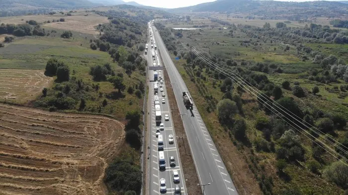 TEM’in Ankara yönü yol çalışması sebebiyle trafiğe kapatıldı