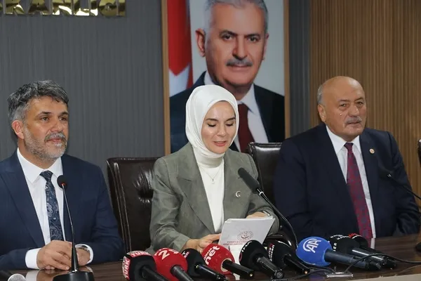 bakan-goktas-erzincanda-2-bin-724-anneye-461-milyon-lira-dogum-destegi-sagladik-1783085184095.jpg