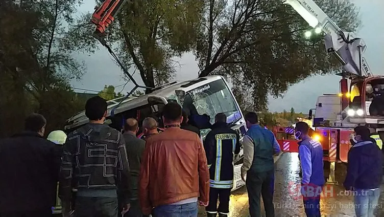 Tarım işçilerini taşıyan midibüs ile ticari araç çarpıştı: 1 ölü, 24 yaralı