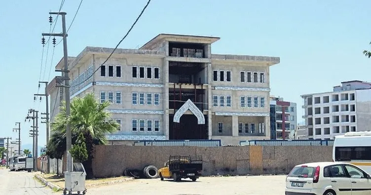 CHP’li Torbalı Belediyesinden büyük ayıp! Hizmet binası diye inşa edildi deve ağılı oldu