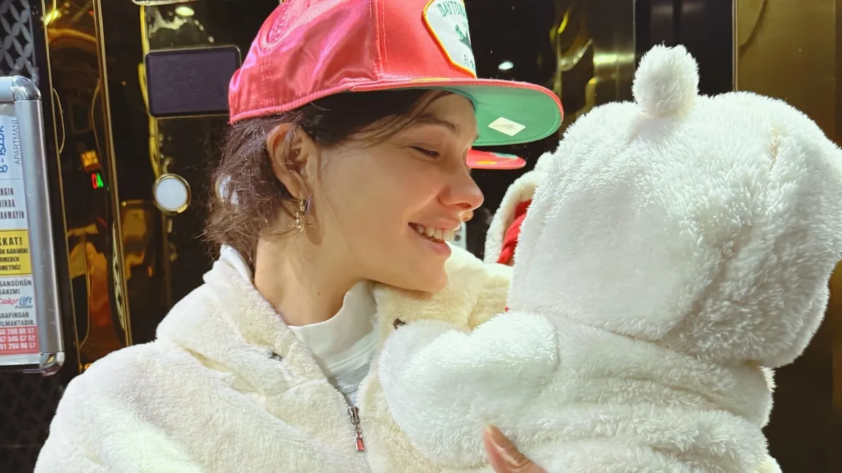 Annesiyle babasını gölgede bıraktı! Beste Kökdemir’in oğlu Kai Güneş sevimliliğiyle kalpleri eritti: “Ballı lokma tatlısı” Annesiyle babasını gölgede bıraktı! Beste Kökdemir’in oğlu Kai Güneş sevimliliğiyle kalpleri eritti: “Ballı lokma tatlısı”