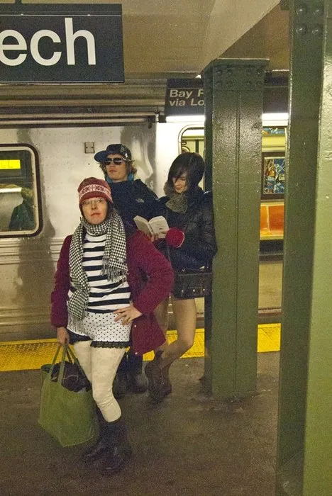Metro’ya pantolonsuz bindiler!