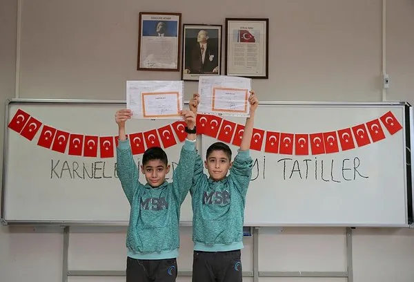 İkizler Okulunda karne sevinci
