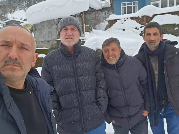 artvinde-son-yillarin-en-sert-kisi-kar-yagisi-ve-tipi-hayati-felc-etti-1740514083222.jpg