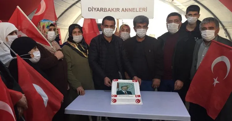 Evlat nöbetindeki ailelerden Cumhurbaşkanı Erdoğan’a doğum günü sürprizi