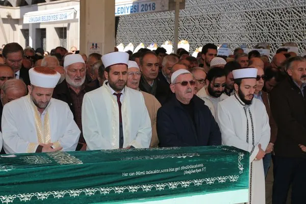 Ünlü oyuncu Şevket Altuğ yıllar sonra Dursun Ali Sarıoğlu’nun cenazesinde görüntülendi