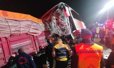 Yolcu otobüsü ile kamyon çarpıştı: 2 kişi öldü, 20 kişi yaralandı