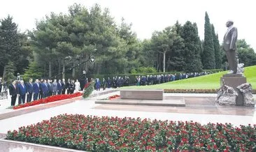 Haydar Aliyev törenle mezarı başında anıldı