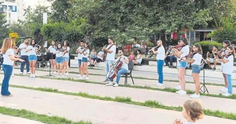 Orkestradan mini sokak konseri