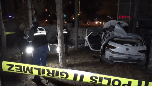 Erzurum’da feci kaza: Kontrolden çıkıp hastane bahçesine düşen araç alev aldı: 3 ölü!