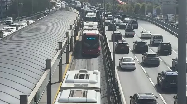 metrobus-arizalaninca-seferler-aksadi-yolcular-magdur-oldu-1788450343028.jpg