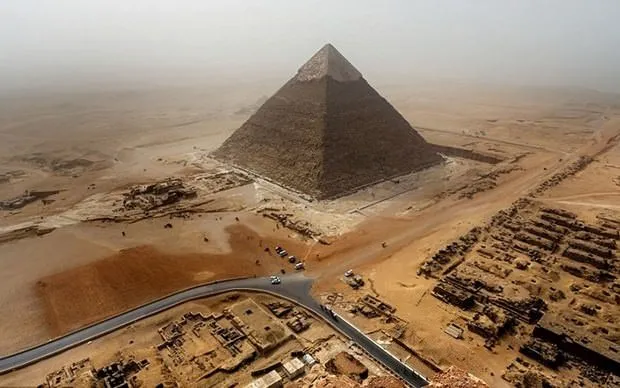 Piramitlere tırmanan turist gözaltında