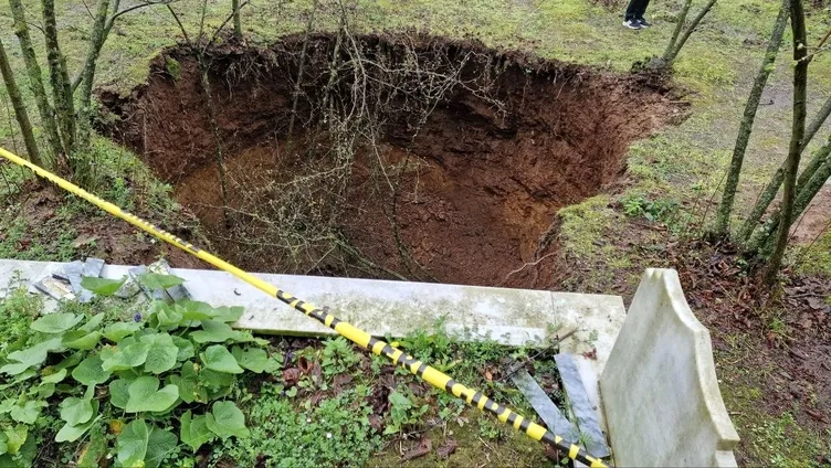 Mezarlığın ortasındaki manzarayı görenler hayrete düştü! Yaklaşık 6 metre derinliğinde...
