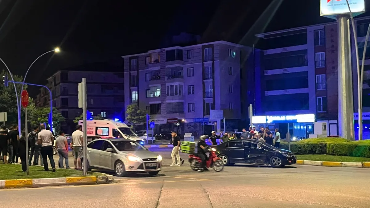 Alkollü sürücü kaza yaptı: Yardıma gelen gence saldırdı Alkollü sürücü kaza yaptı: Yardıma gelen gence saldırdı