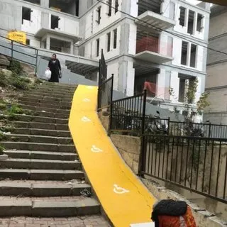 Beyoğlu'nda apartman girişlerine engelli rampaları yapıldı