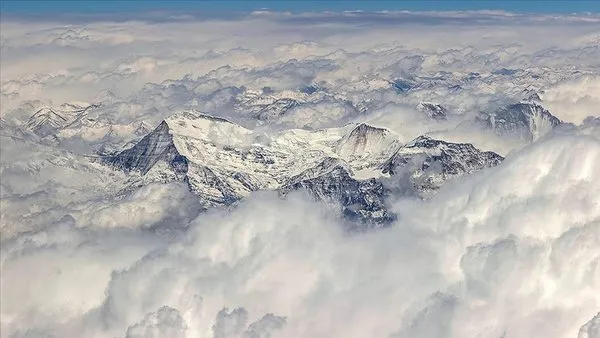 Everest Dağı’nda can pazarı! Kar fırtınası nedeniyle bin kişi mahsur kaldı