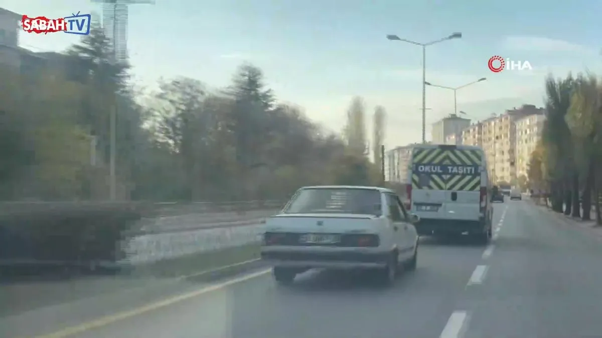 Arkasına “Yakışır yaşıma yanlışlarım” yazdı, caddeyi egzozuyla rahatsız etti | Video videosunu izle Arkasına “Yakışır yaşıma yanlışlarım” yazdı, caddeyi egzozuyla rahatsız etti | Video videosunu izle