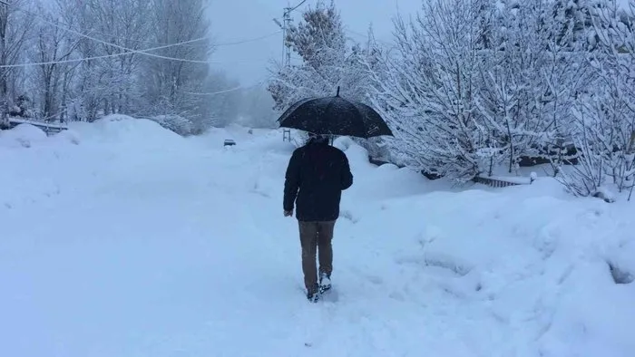 Karlıova’da kar yağışı etkisini sürdürüyor