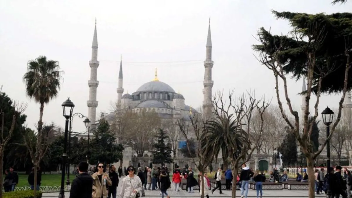 Sultanahmet Camii’ne ziyaretçi akını: Dron kamerasıyla kaydedildi! Sultanahmet Camii’ne ziyaretçi akını: Dron kamerasıyla kaydedildi!