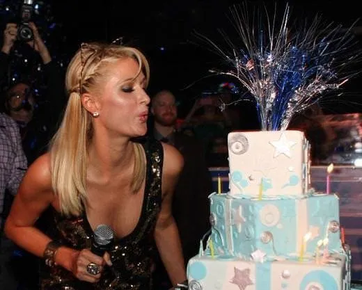 Paris Hilton doğum günü partisinde dağıttı