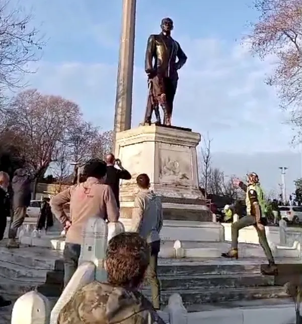 sarayburnu-ataturk-anitina-demir-cekic-ve-anahtar-ile-saldirdilar-1737710101962.jpg