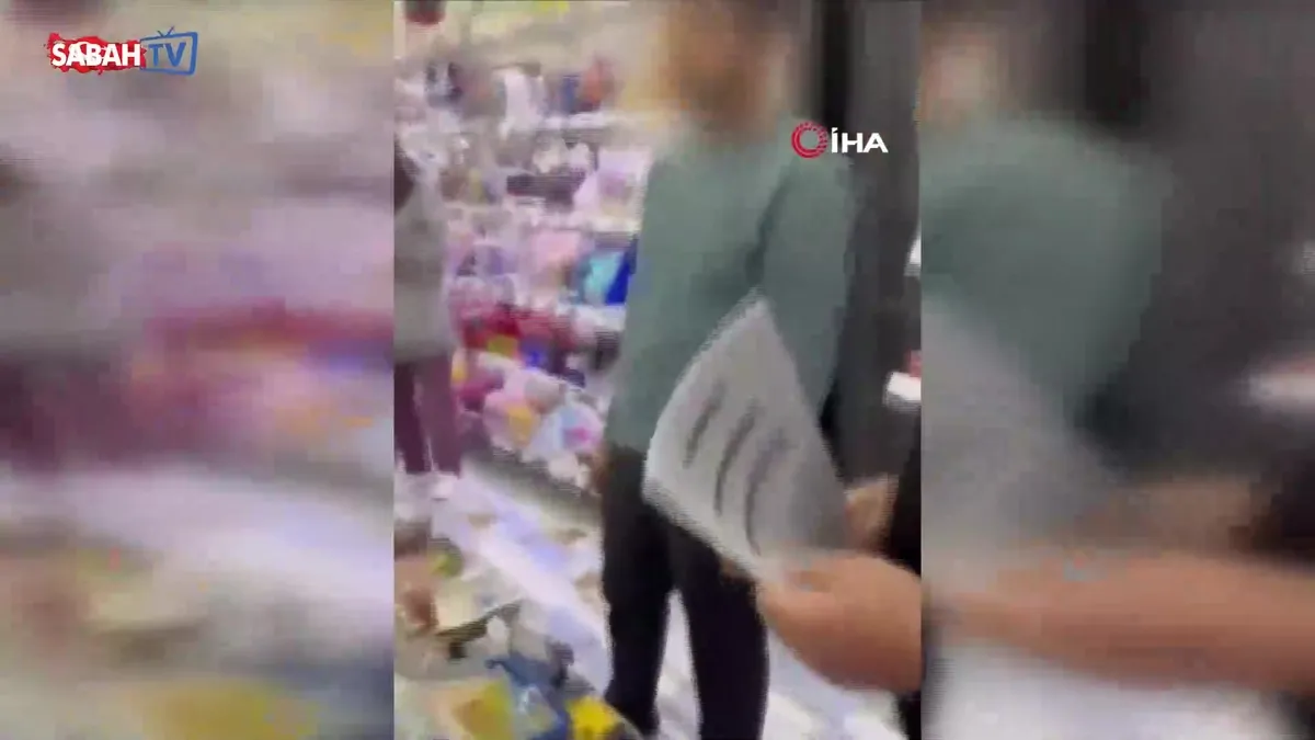 Kızların fotoğraflarını izinsiz çekerken yakalandı | Video videosunu izle Kızların fotoğraflarını izinsiz çekerken yakalandı | Video videosunu izle