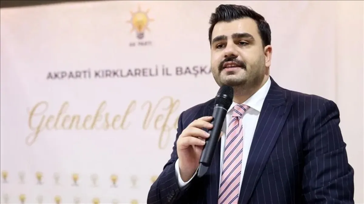 AK Parti Genel Sekreteri Eyyüp Kadir İnan konuşma yaparken