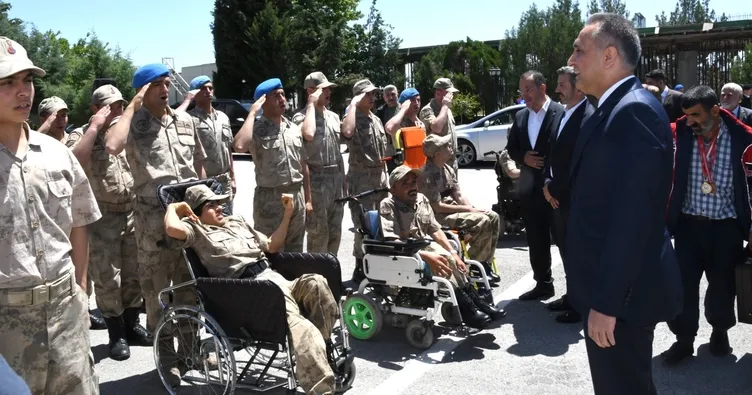 Engelliler çakı gibi asker oldu
