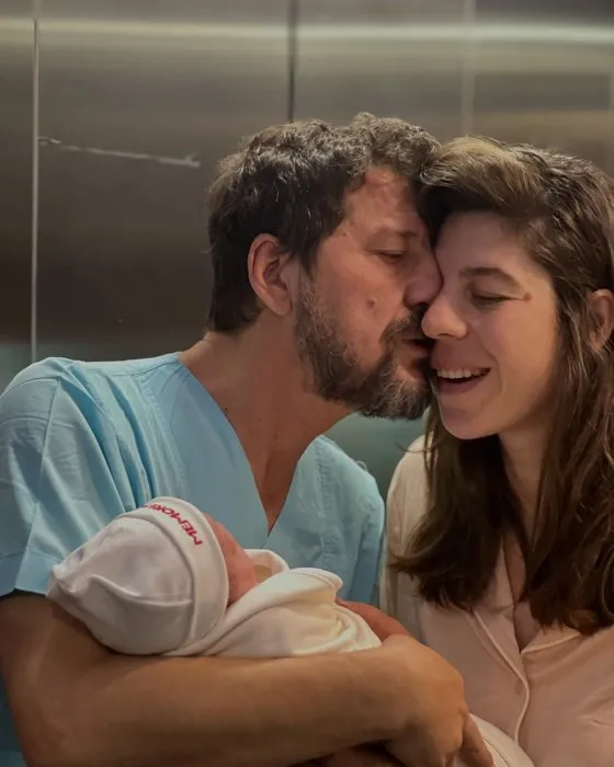 Oyuncu İlker Aksum’dan mutlu aile pozu geldi! Bu kız aynı babası